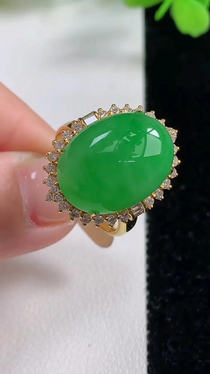 天然A货翡翠蛋面戒指，尺寸18.4-18.2-13.5-11，重量:6.86g2025年11月3日
