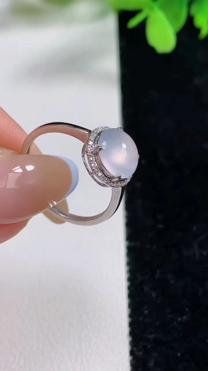 天然A货翡翠种白冰蛋面戒指，尺寸17.4-8.6-7.8-6，重量:1.66g2025年11月3日
工厂直销收藏佳品,种好水足，色泽均匀，有种有色，上手高大气！