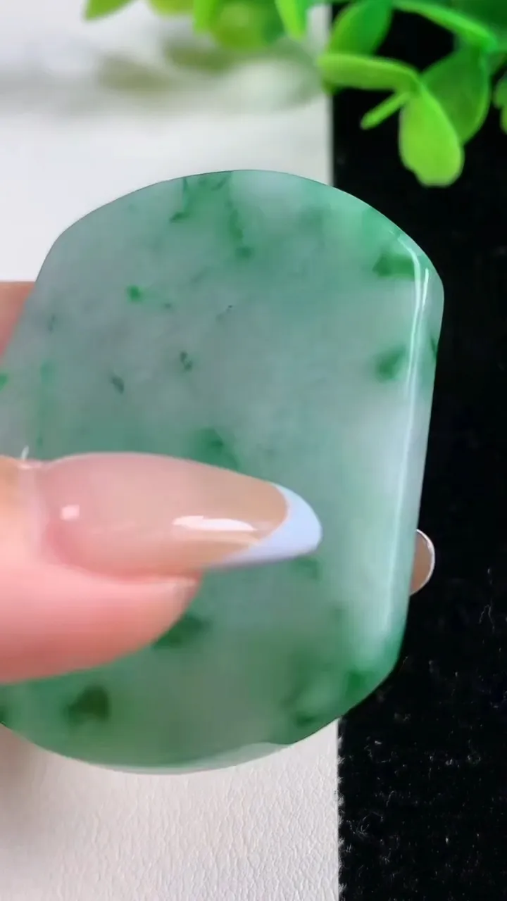 天然A货翡翠无事牌镶嵌件，尺寸52-44-5.5，重量:33.11g
11月3日