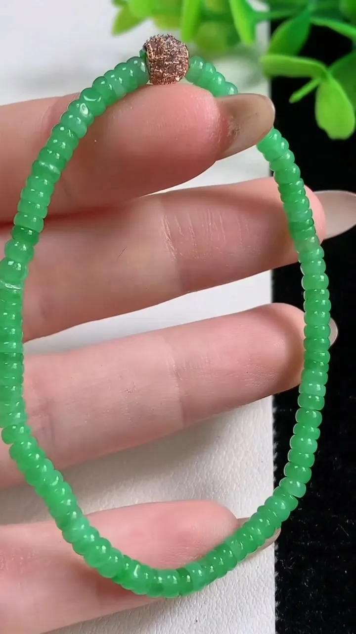 天然A货翡翠算盘珠手串，尺寸3.6-2-97颗，重量:5.48g11月3日
工厂直销收藏佳品,种好水足，色泽均匀，有种有色，上手高大气！
