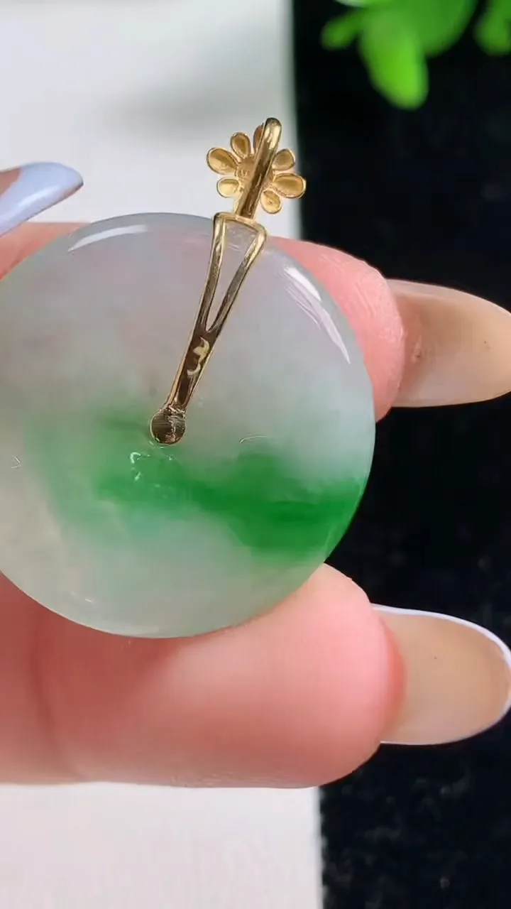 天然A货翡翠平安扣吊坠，尺寸24-3.8，重量:5.38g
11月3日