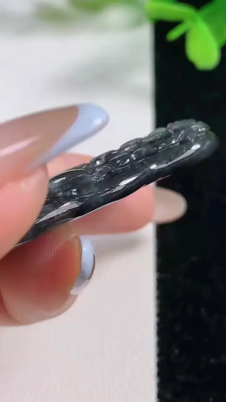 天然A货翡翠馗吊坠，尺寸53.5-32-7.1，重量:26.37g
11月3日