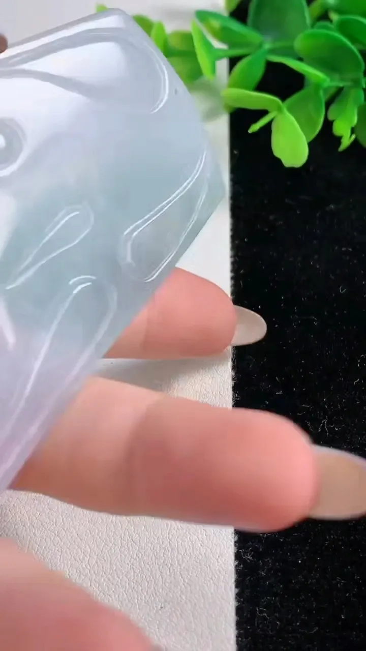 天然A货翡翠冰种飘花祥龙文殊菩萨吊坠，尺寸79-50-4.5，重量:39.91g
11月3日