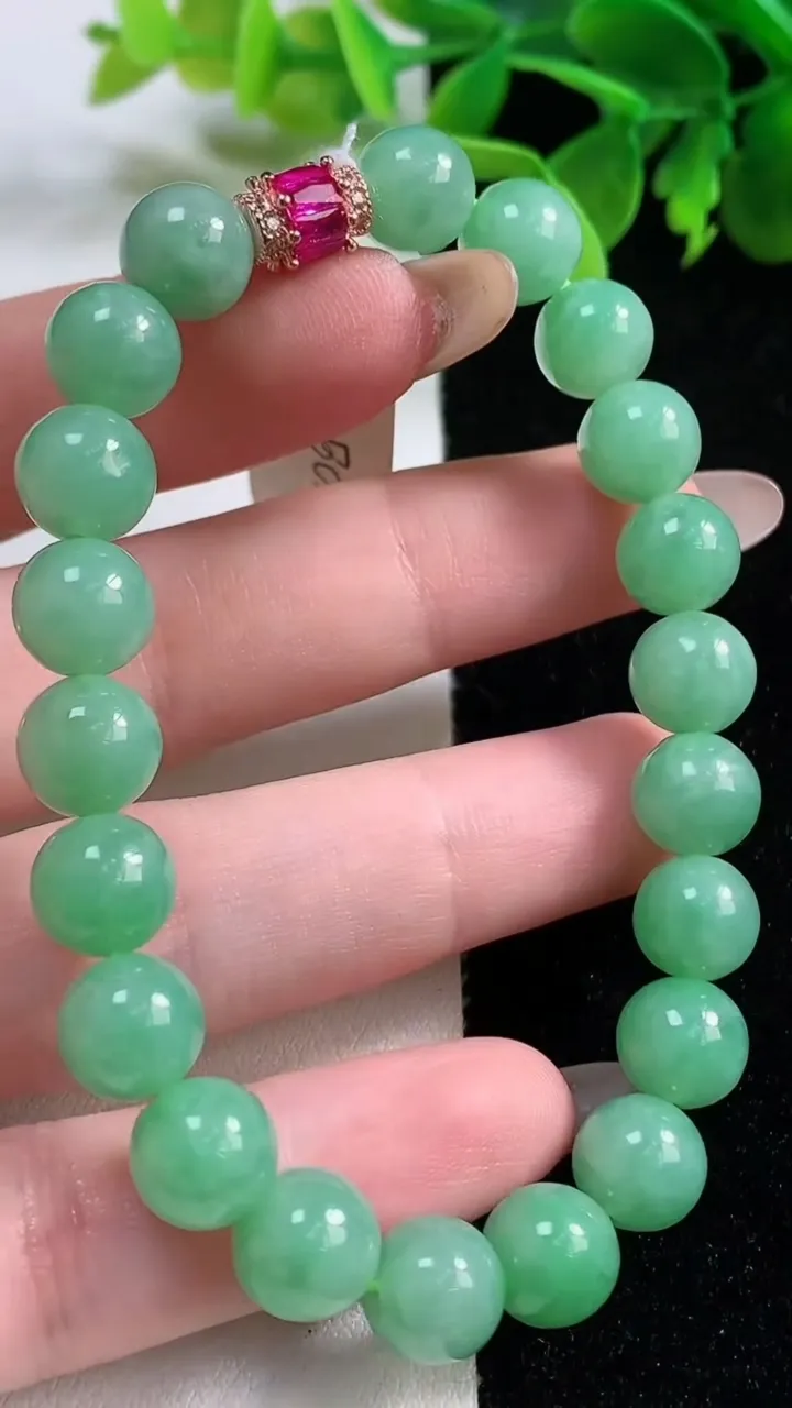 天然A货翡翠圆珠手串，尺寸8.7-21颗，重量:24.40g11月3日
工厂直销收藏佳品,种好水足，色泽均匀，有种有色，上手高大气！