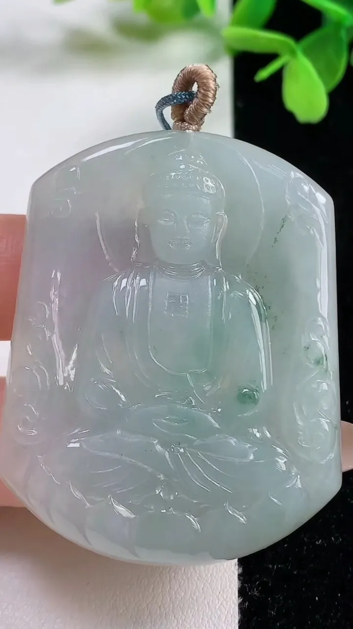 天然A货翡翠冰种飘花大日如来吊坠，尺寸51.8-40.4-5.4，重量:25.73g
11月3日