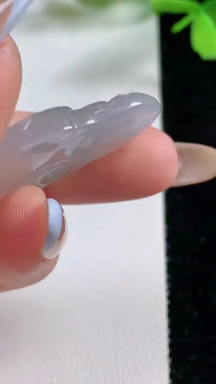 天然A货翡翠如意吊坠，尺寸32.8-21.6-5，重量:6.71g
11月3日