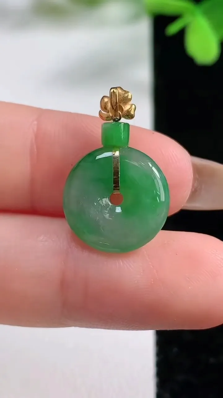天然A货翡翠平安扣吊坠，尺寸14.2-3.4，重量:1.71g
11月3日