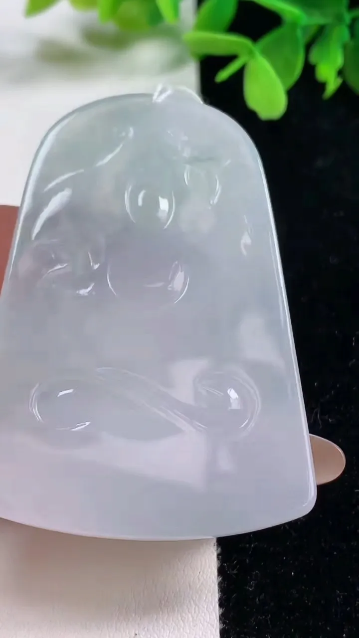 天然A货翡翠冰种飘花千手观音吊坠，尺寸61.4-43-6.1，重量:31.55g
11月3日