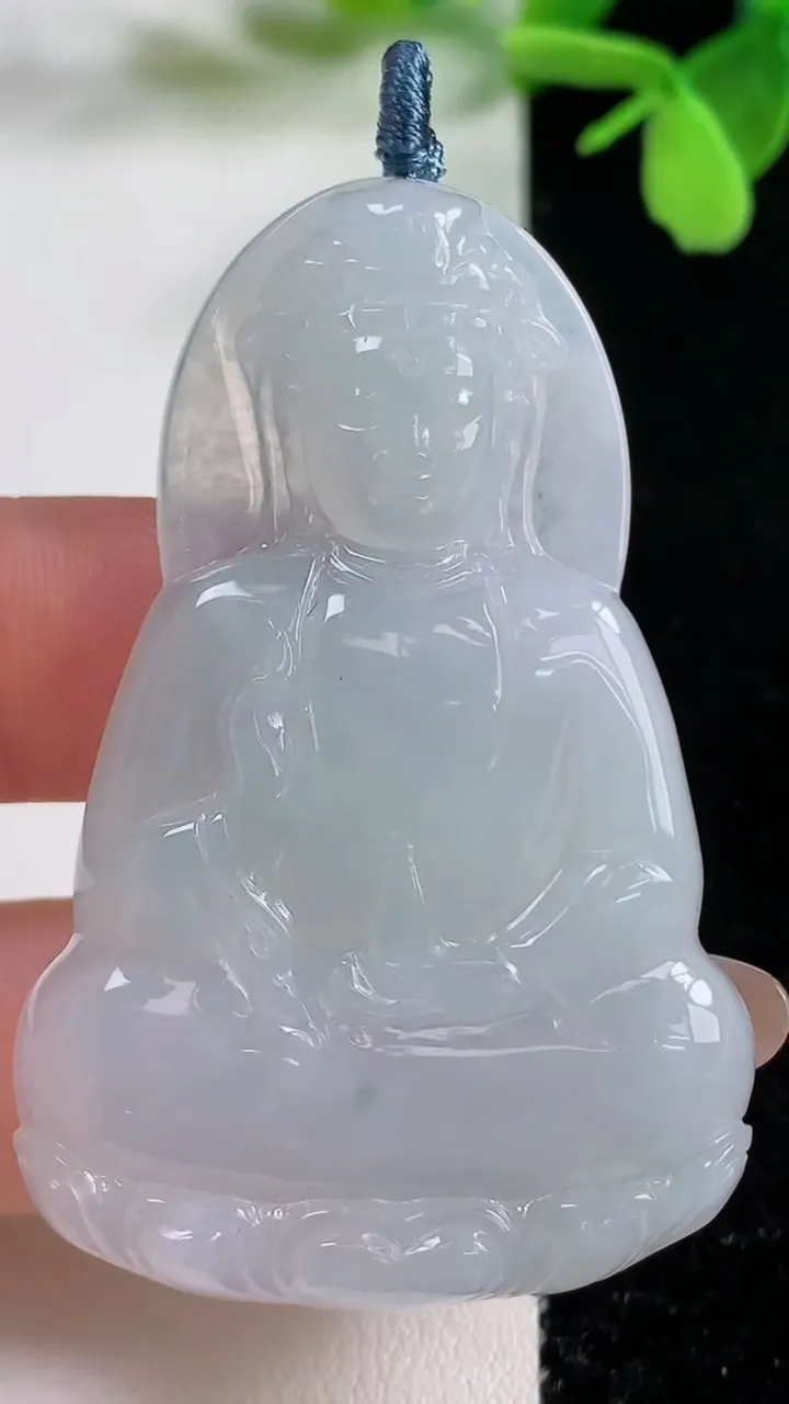 天然A货翡翠观音菩萨吊坠，尺寸54.5-35.6-5.9，重量:18.75g
11月3日