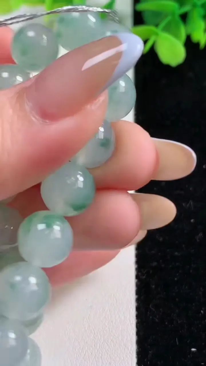 天然A货翡翠种飘花圆珠手串，尺寸10-19颗，重量:32.58g11月3日
工厂直销收藏佳品,种好水足，色泽均匀，有种有色，上手高大气！