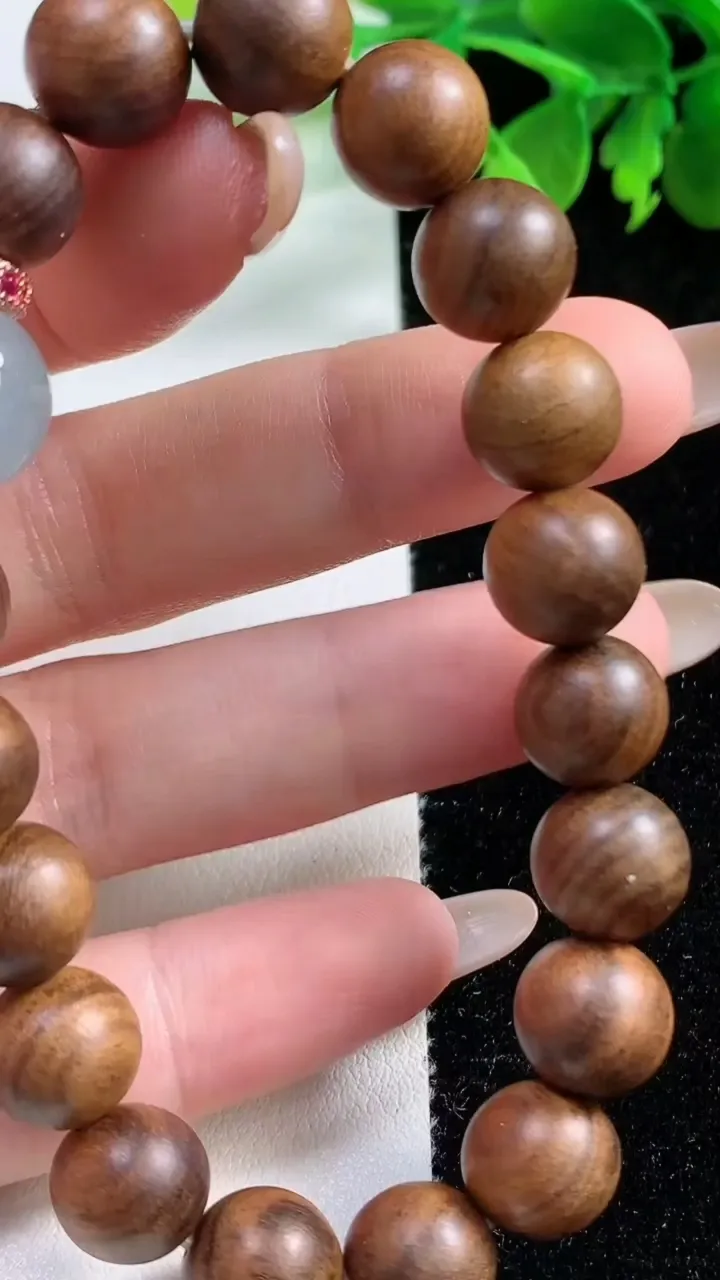 天然A货翡翠种白冰圆珠手串，尺寸12，重量:13.59g11月3日
工厂直销收藏佳品,种好水足，色泽均匀，有种有色，上手高大气！