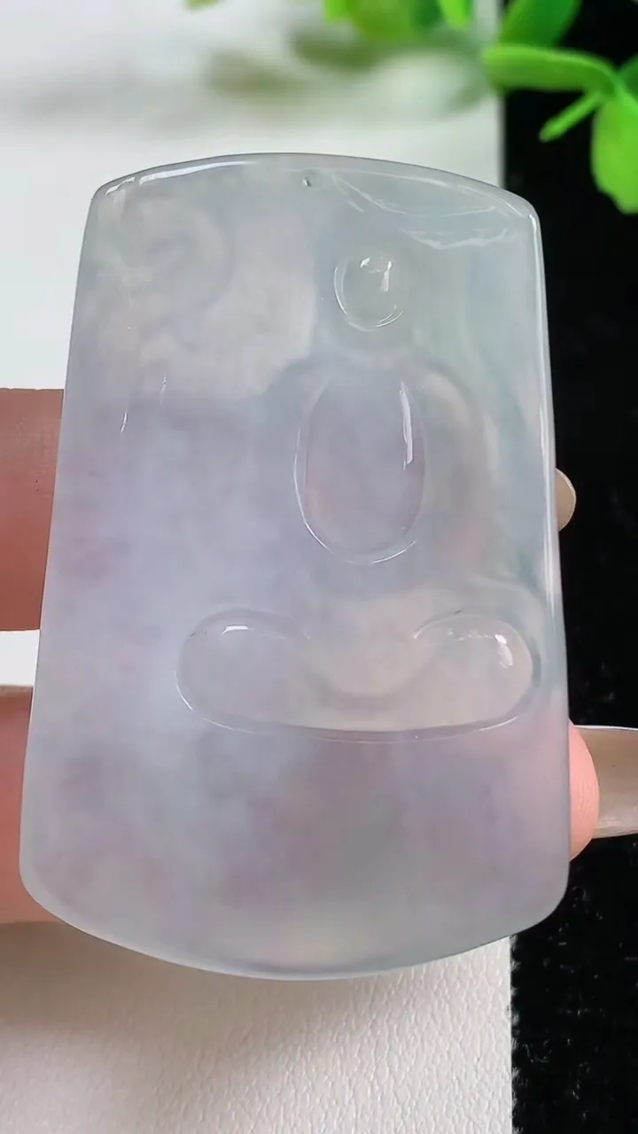 天然A货翡翠冰种飘花大日如来吊坠，尺寸51.7-33.8-5，重量:20.57g
11月3日