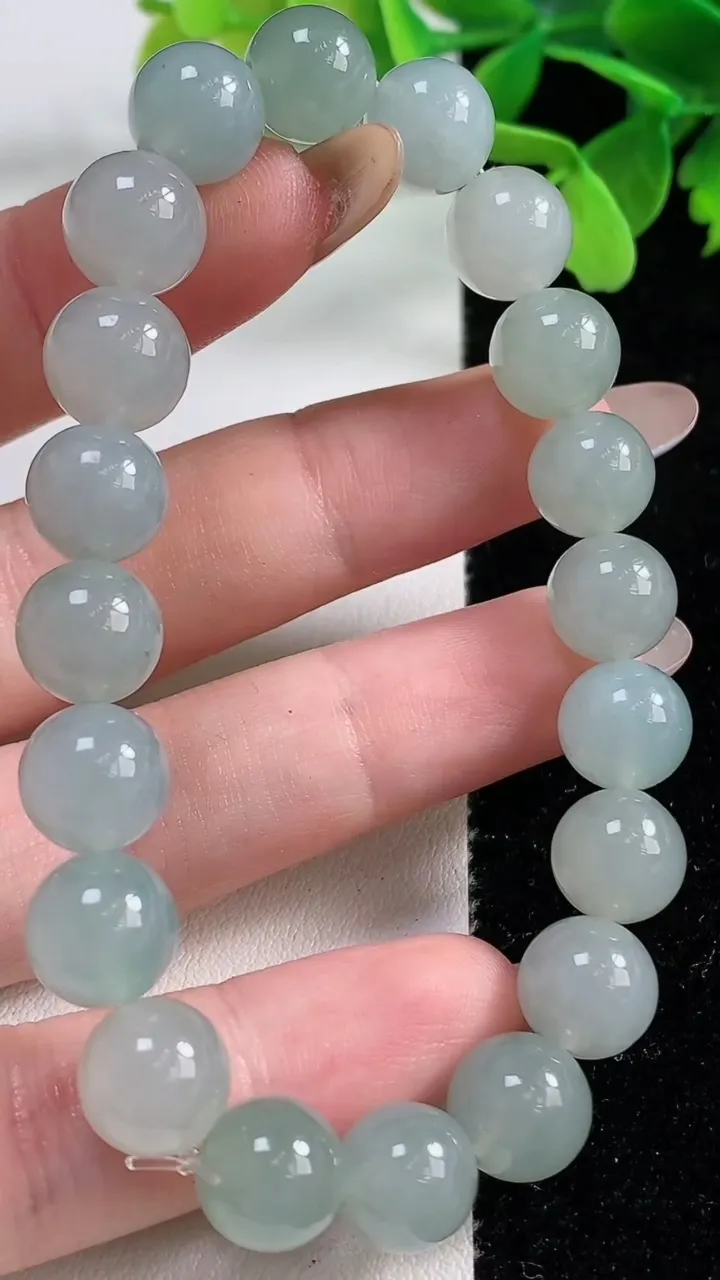 天然A货翡翠圆珠手串，尺寸9.8-20颗，重量:29.29g11月3日
工厂直销收藏佳品,种好水足，色泽均匀，有种有色，上手高大气！