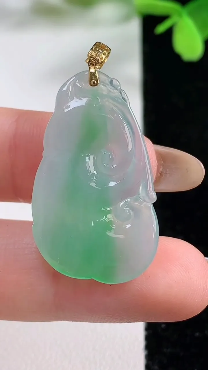 天然A货翡翠如意吊坠，尺寸32.8-19-4，重量:4.33g
11月3日