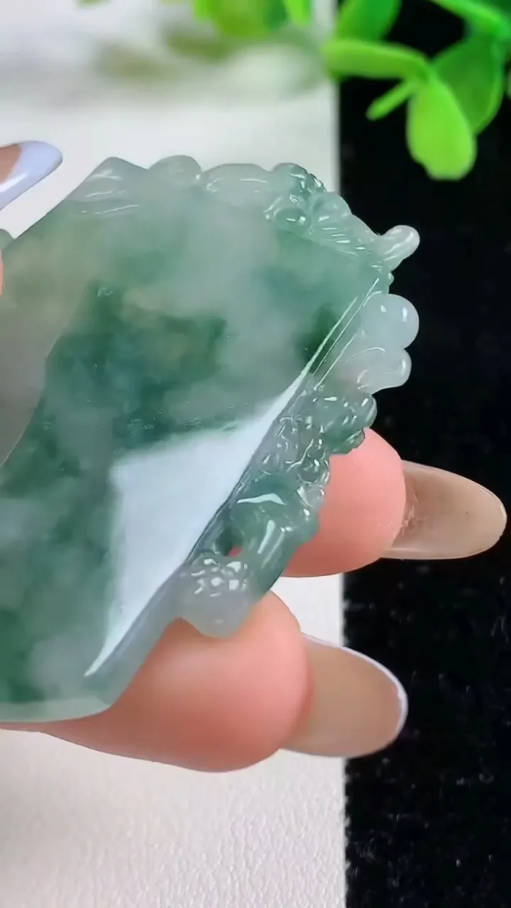 天然A货翡翠冰种飘花鸟语花香吊坠，尺寸49.7-40-4.6，重量:22.18g
11月3日