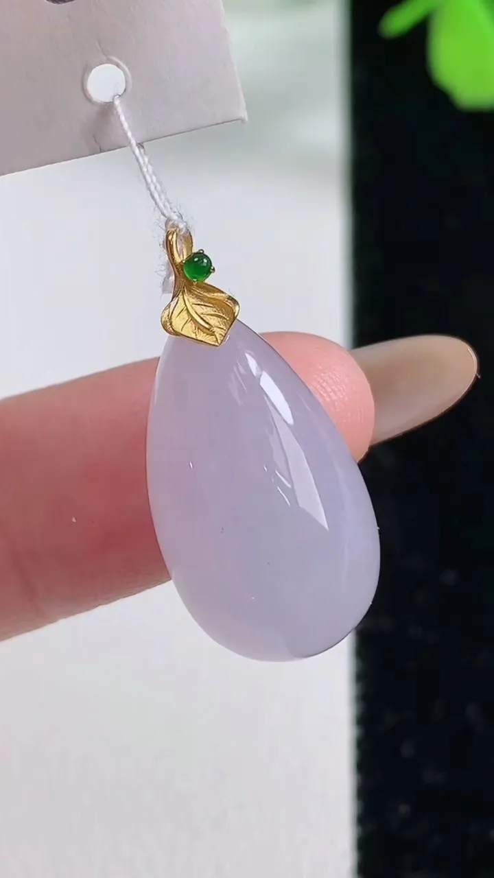 天然A货翡翠18k金紫罗兰福瓜吊坠，尺寸20.7-11.8-6.9，重量:2.95g
11月3日