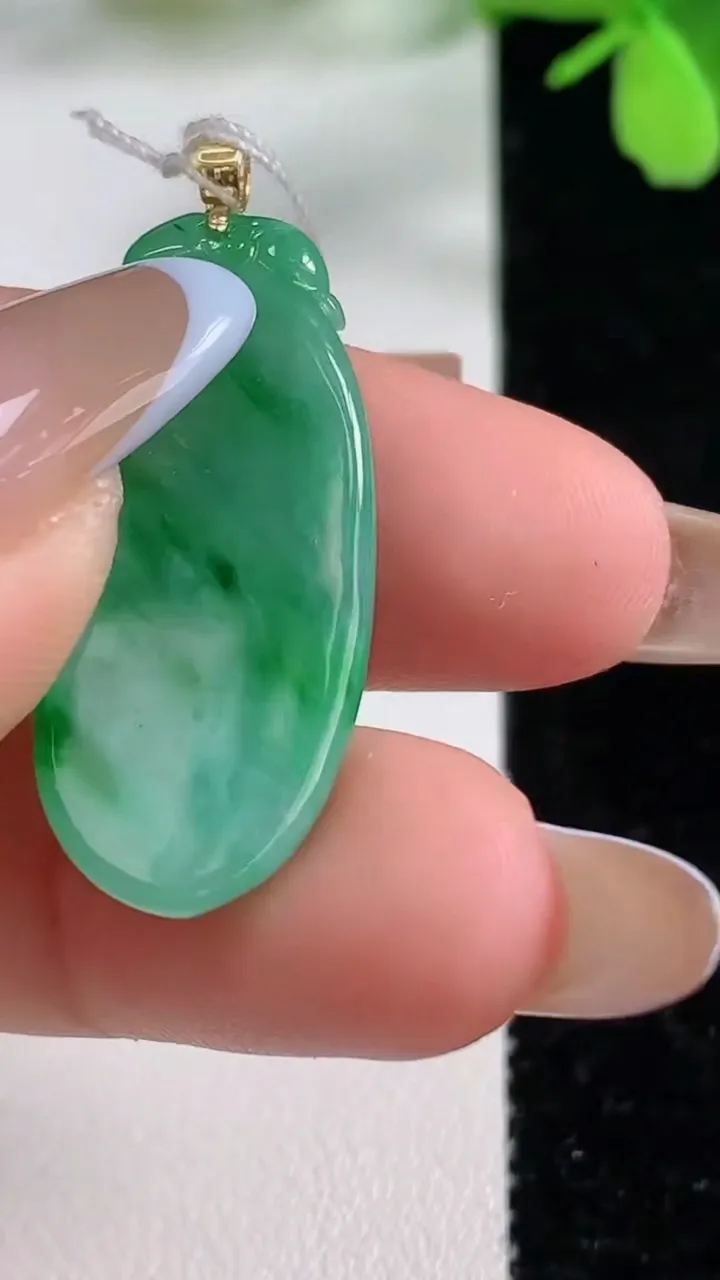天然A货翡翠福瓜吊坠，尺寸32-13.7-6.9，重量:6.69g
11月3日