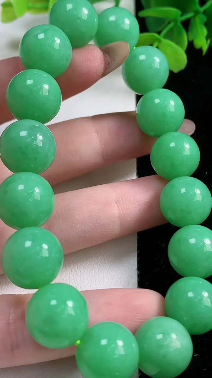 天然A货翡翠圆珠手串，尺寸12.8-16颗，重量:60.54g11月3日
工厂直销收藏佳品,种好水足