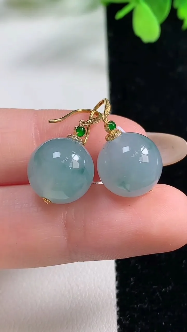 天然A货翡翠种飘花圆珠耳坠，尺寸11.8，重量:9.73g11月3日
工厂直销收藏佳品,种好水足，色泽均匀，有种有色，上手高大气！