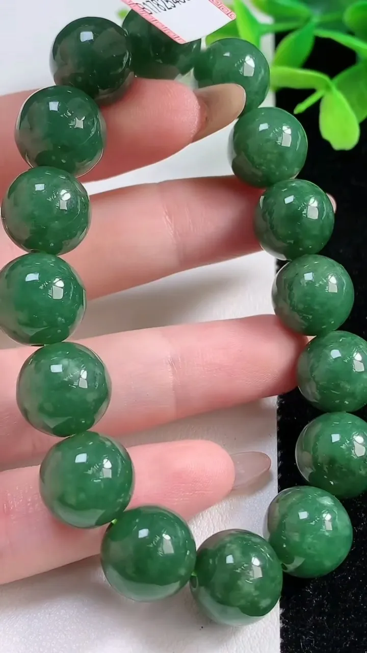 天然A货翡翠圆珠手串，尺寸12.6-16颗，重量:55.61g11月3日
工厂直销收藏佳品,种好水足，色泽均匀，有种有色，上手高大气！