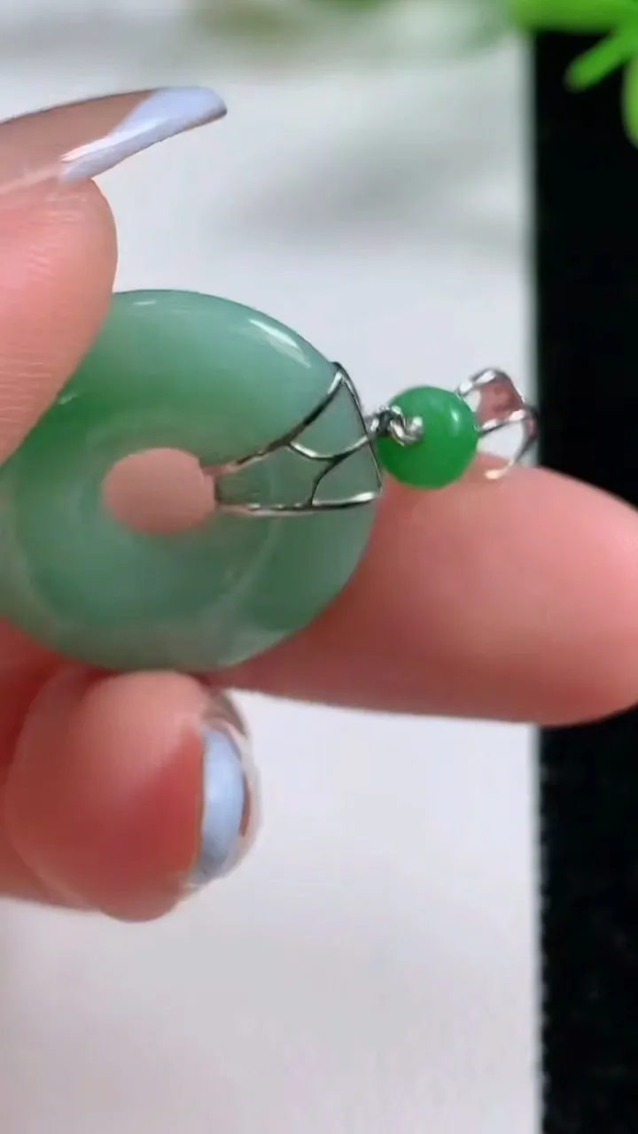 天然A货翡翠平安环吊坠，尺寸21.6-3.6，重量:4.16g
11月3日