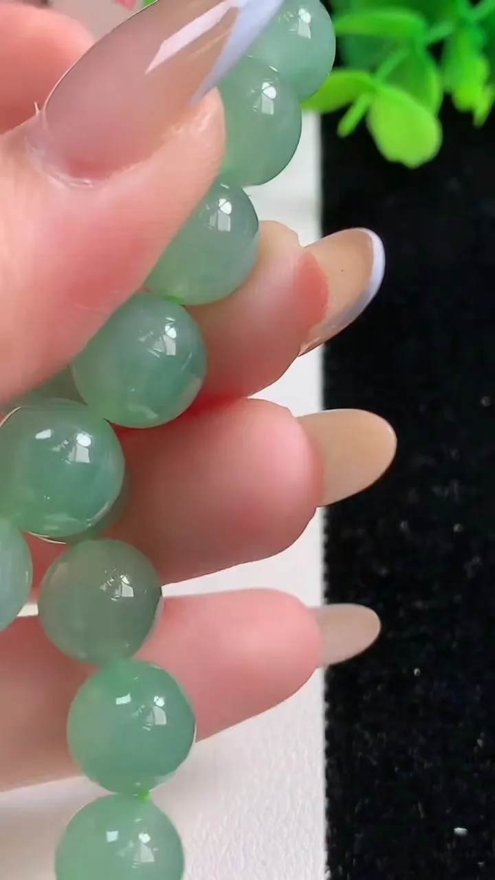 天然A货翡翠圆珠手串，尺寸10.3-19颗，重量:35.33g11月3日
工厂直销收藏佳品,种好水足，色泽均匀，有种有色，上手高大气！