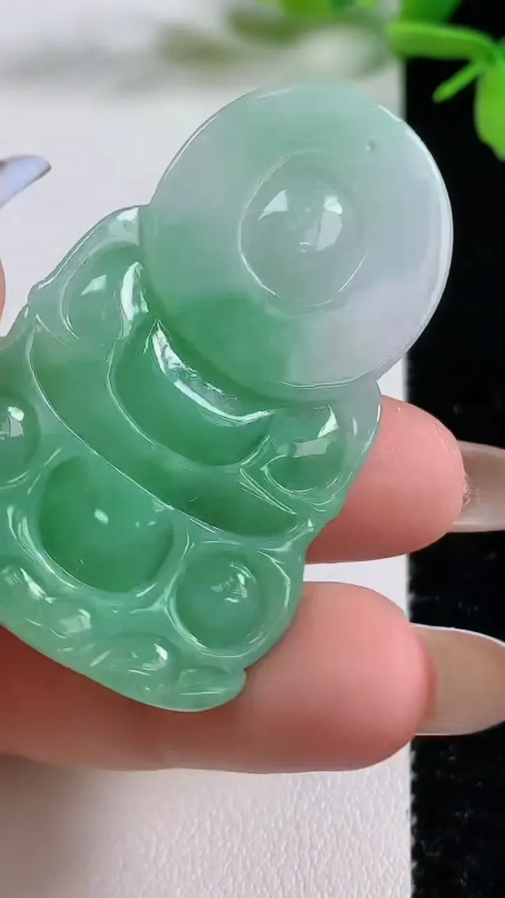 天然A货翡翠观音菩萨吊坠，尺寸48.7-30.7-6.9，重量:19.37g
11月3日