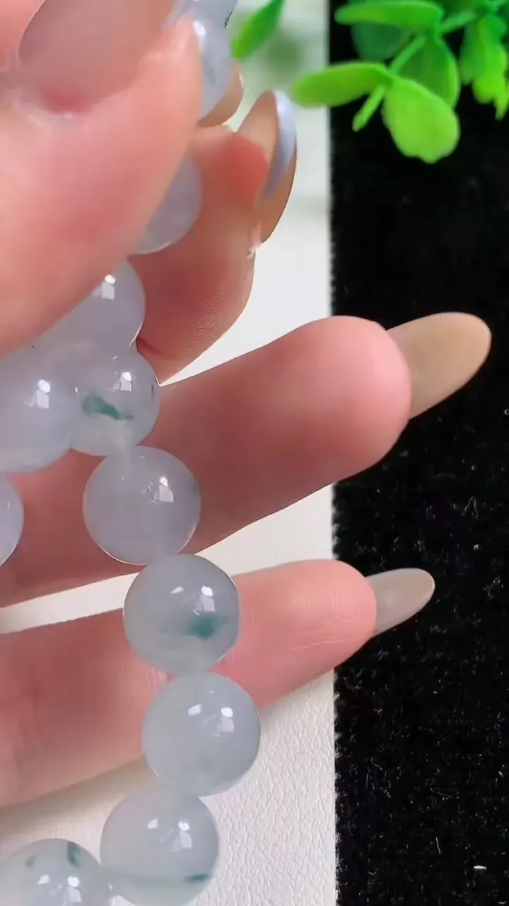 天然A货翡翠种飘花圆珠手串，尺寸10-19颗，重量:32.89g11月3日
工厂直销收藏佳品,种好水足，色泽均匀，有种有色，上手高大气！