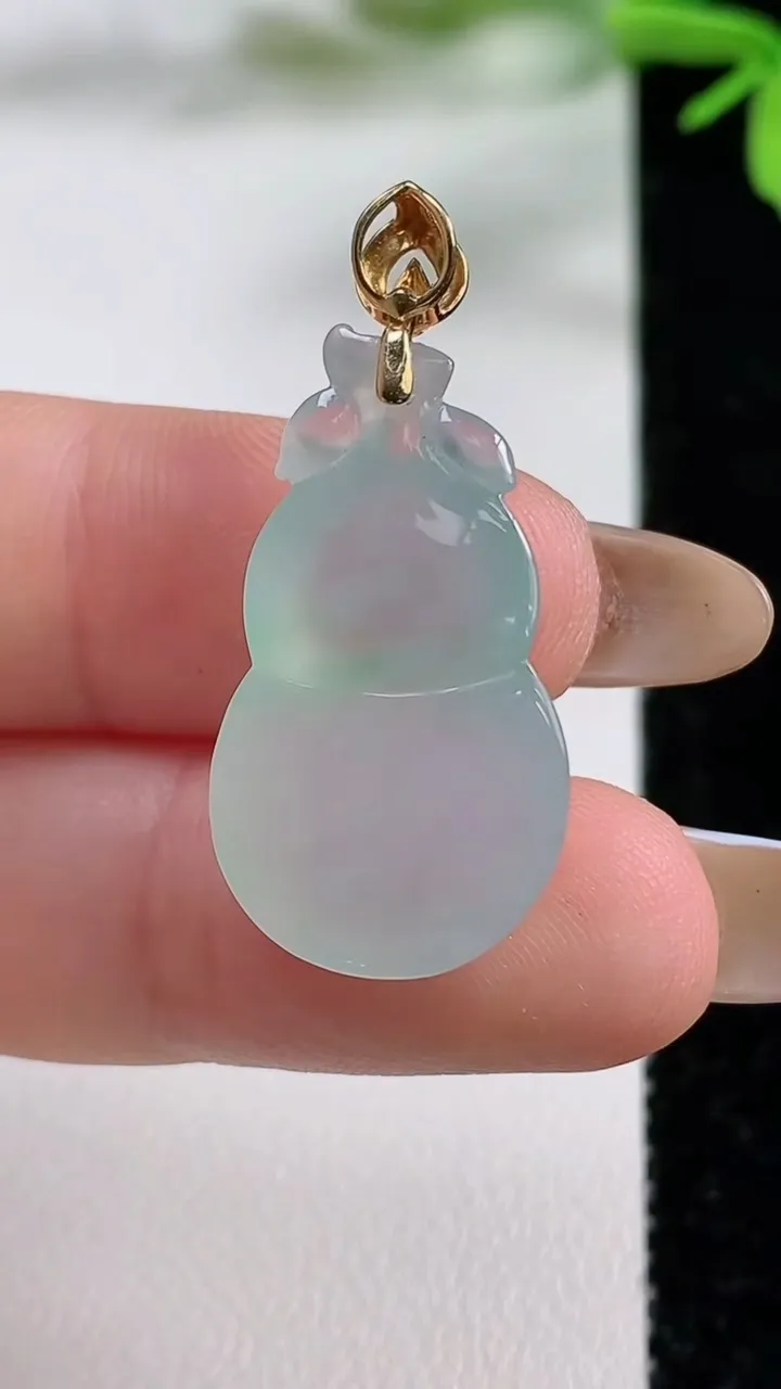 天然A货翡翠葫芦吊坠，尺寸25.6-14.7-7.7，重量:4.89g
11月3日