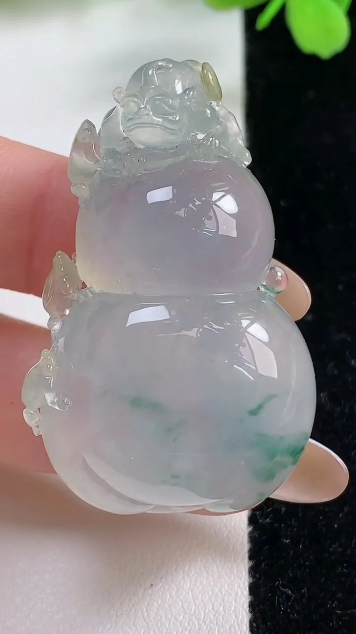 天然A货翡翠种飘花葫芦吊坠，尺寸45.7-29.2-12.6，重量:28.84g
11月3日