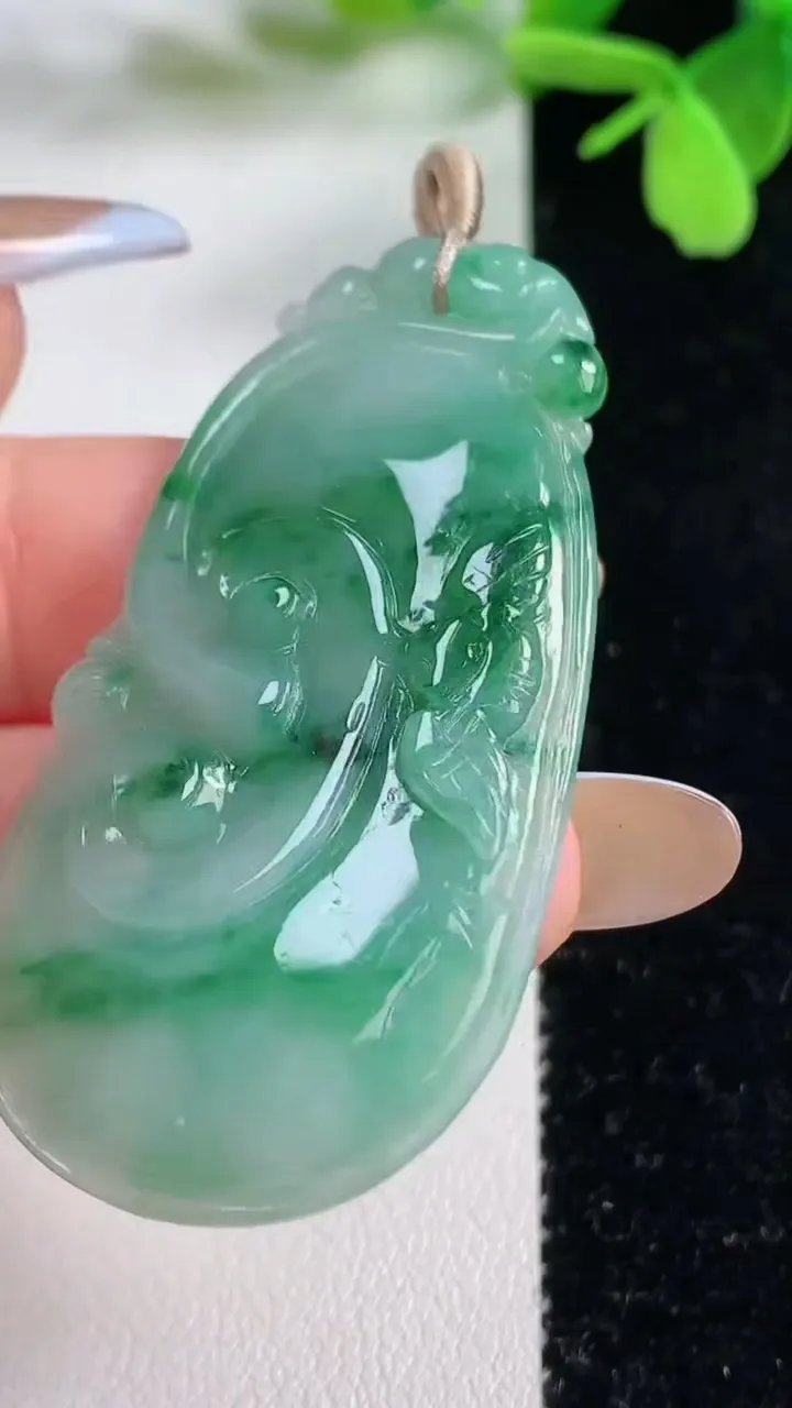 天然A货翡翠如意吊坠，尺寸53-26.1-4.8，重量:12.27g
11月3日