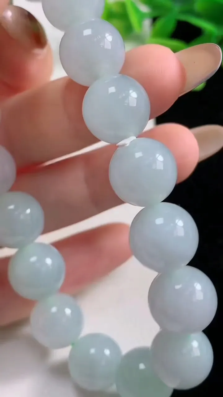 天然A货翡翠圆珠手串，尺寸12.2-17颗，重量:51.69g11月3日
工厂直销收藏佳品,种好水足，色泽均匀，有种有色，上手高大气！