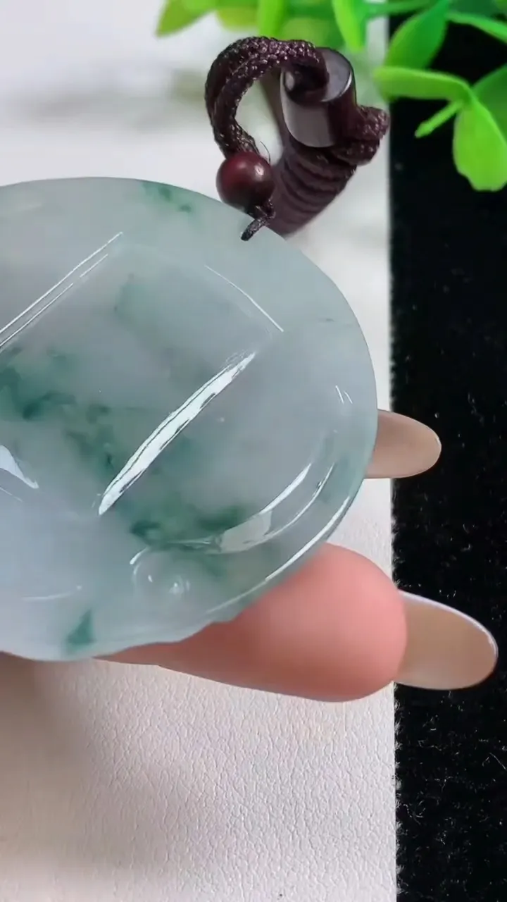 天然A货翡翠冰种飘花不动明王吊坠，尺寸55.7-50.5-5.3，重量:30.28g
11月3日