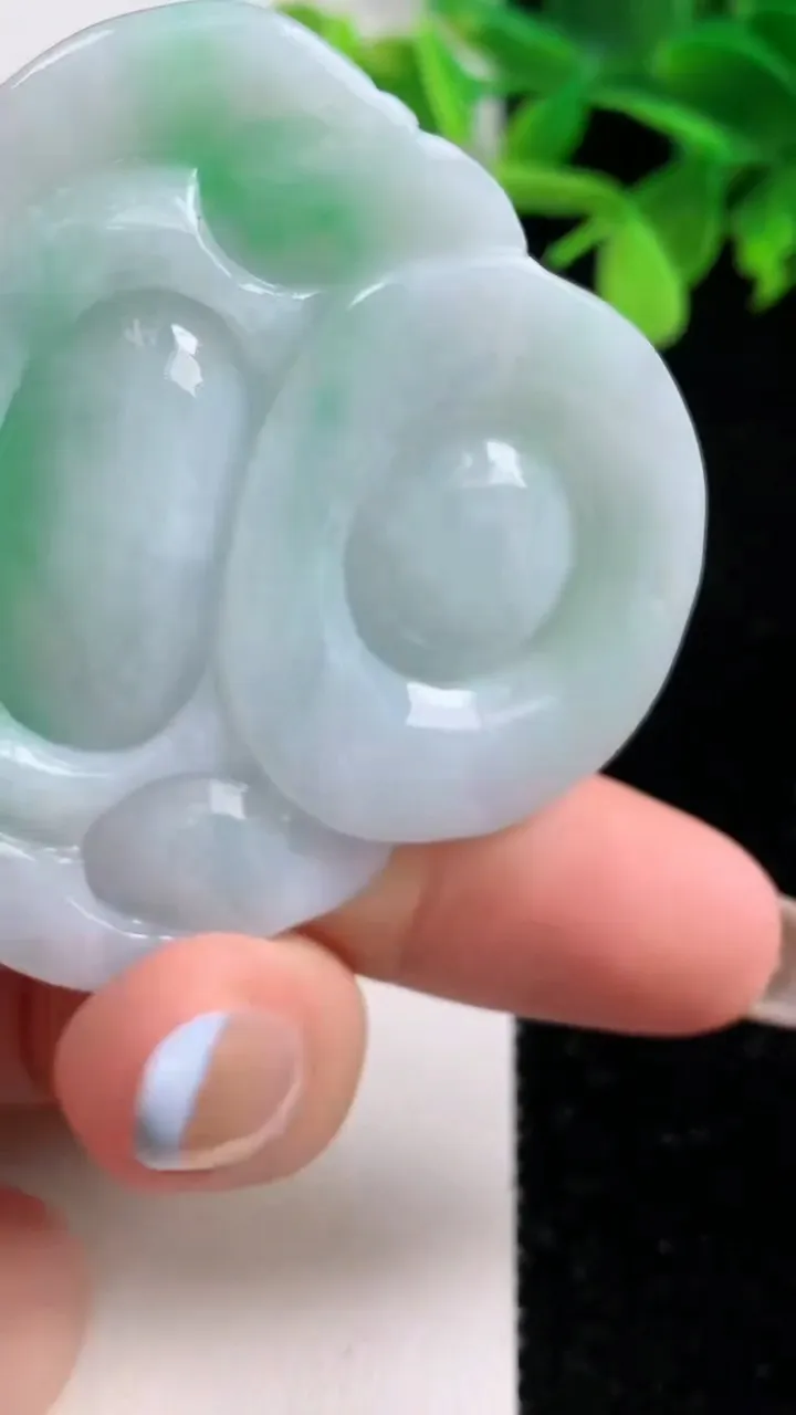 天然A货翡翠佛公吊坠，尺寸51-50.8-13.2，重量:51.46g
11月3日