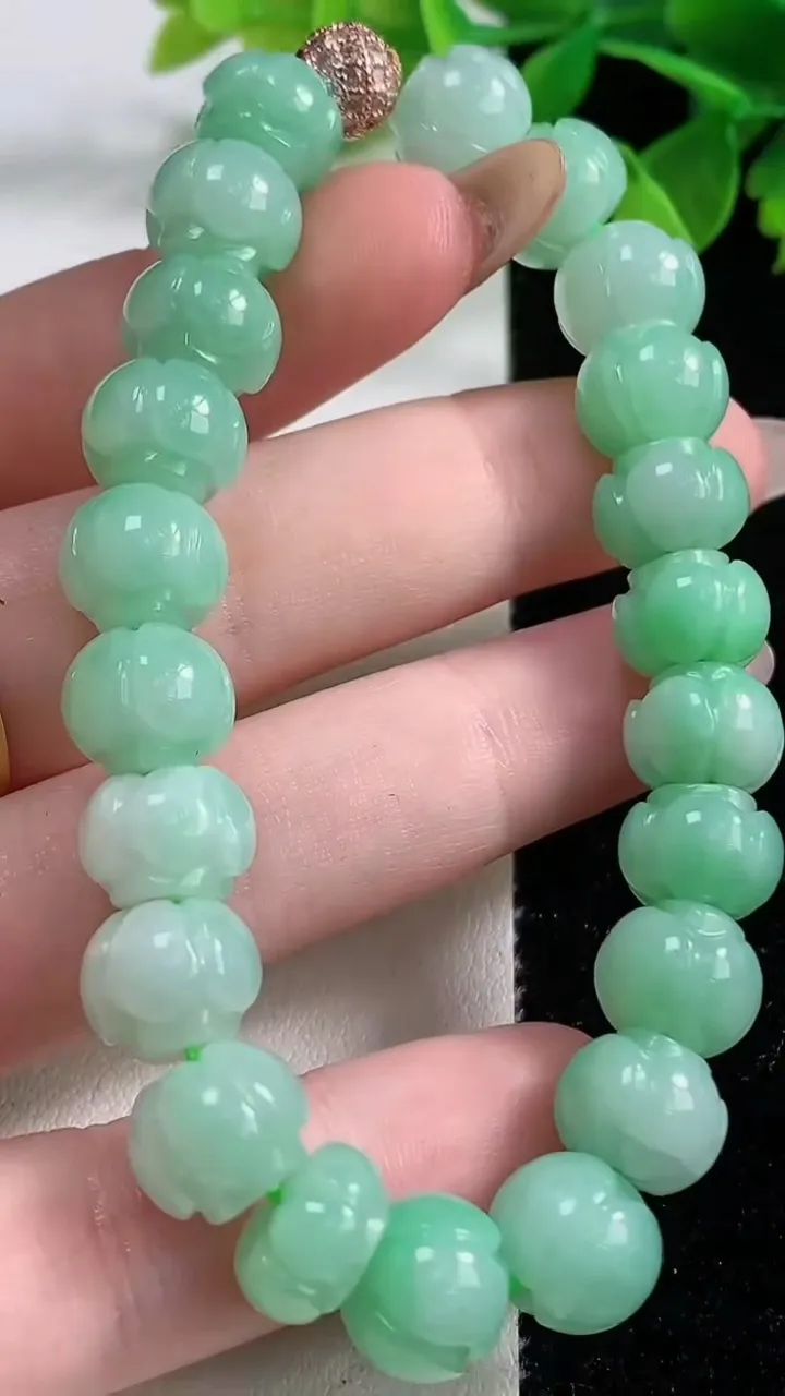 天然A货翡翠莲花手串，尺寸10.2-8.6-22颗，重量:35.39g11月3日
工厂直销收藏佳品,种好水足，色泽均匀，有种有色，上手高大气！