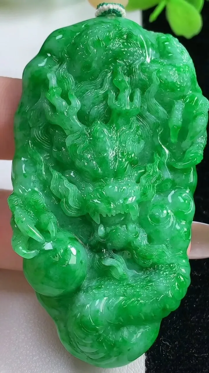 天然A货翡翠龙牌吊坠，尺寸65-38.3-10，重量:43.18g
11月3日