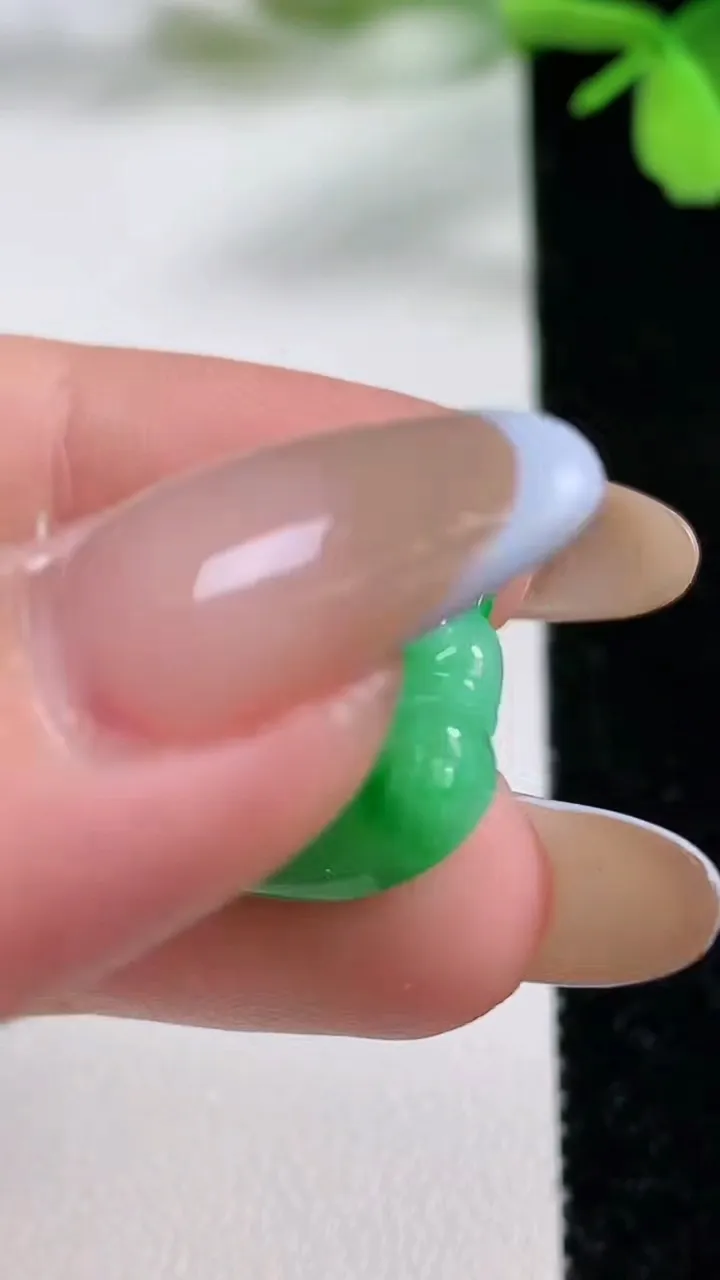 天然A货翡翠佛公吊坠，尺寸21.6-23.6-6.3，重量:4.84g
11月3日