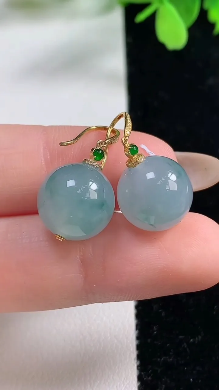 天然A货翡翠种飘花圆珠耳坠，尺寸11.8，重量:9.73g11月3日
工厂直销收藏佳品,种好水足，色泽均匀，有种有色，上手高大气！