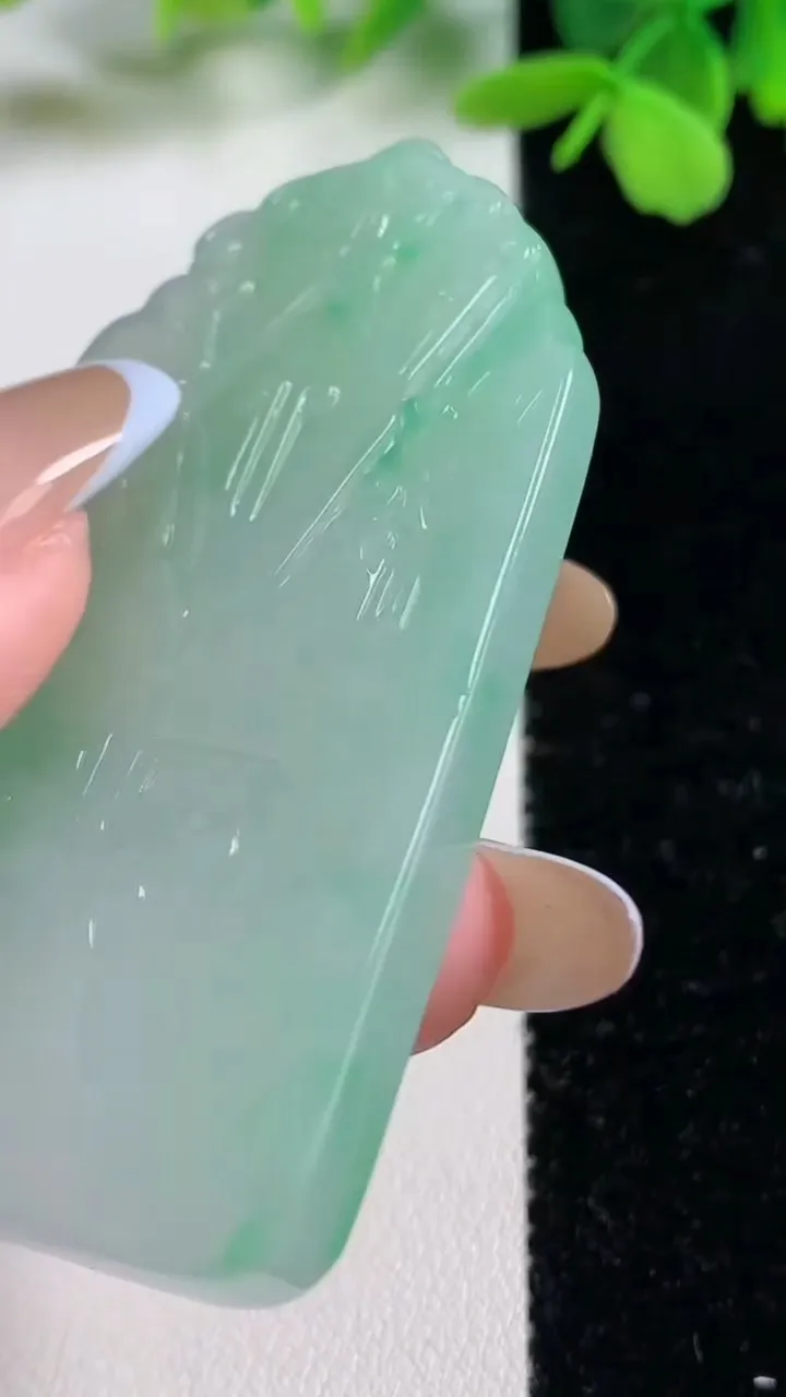 天然A货翡翠仿古无事牌吊坠，尺寸62.3-32.2-5.6，重量:31.79g
11月3日