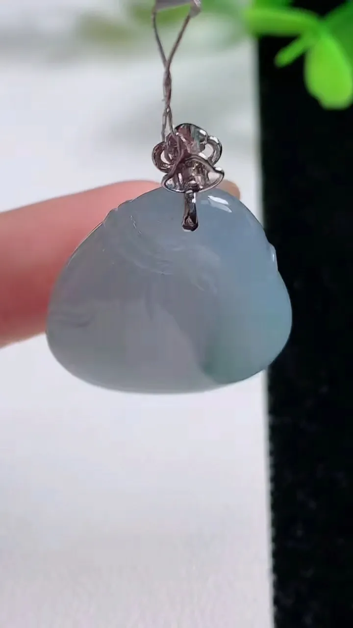 天然A货翡翠18K金紫罗兰福袋吊坠，尺寸26-23.4-10.5，重量:11.30g
11月3日