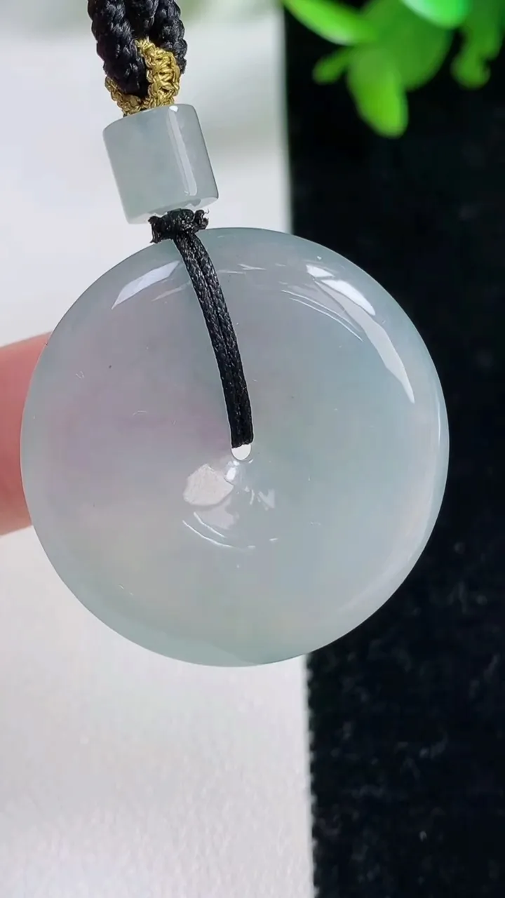 天然A货翡翠平安扣吊坠，尺寸29.8-5.9，重量:14.80g
11月3日