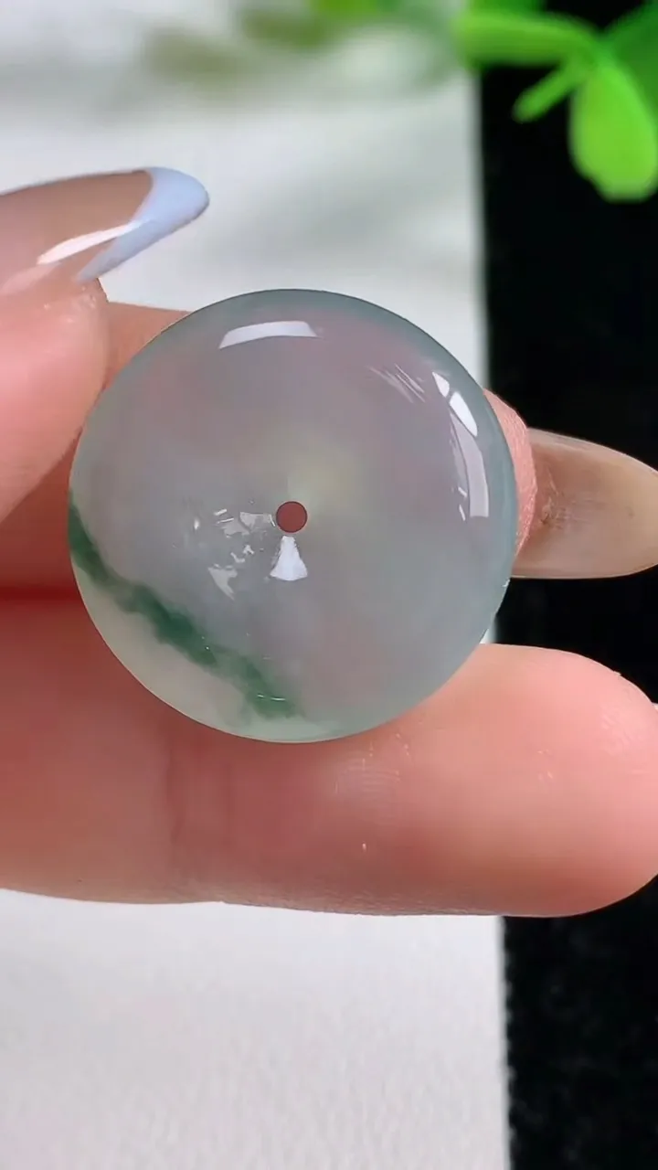 天然A货翡翠冰种飘花平安扣吊坠，尺寸22-5.2，重量:5.58g
11月3日