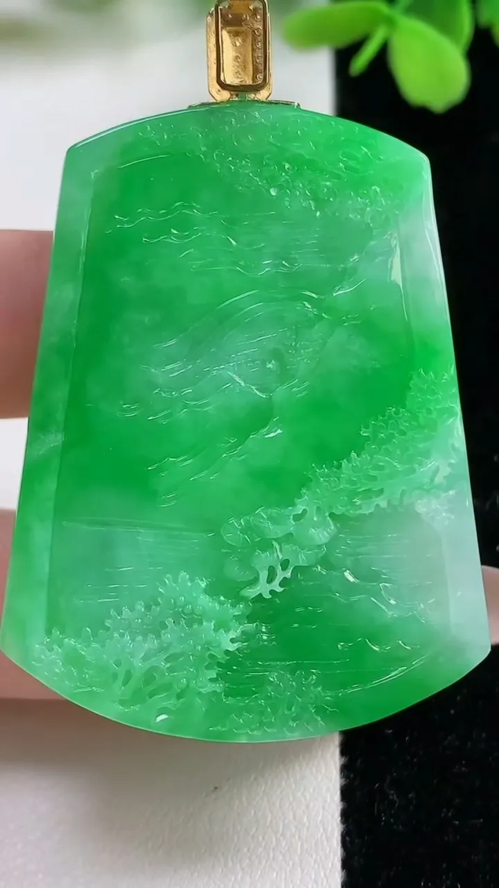 天然A货翡翠山水牌吊坠，尺寸48.7-37.2-6.8，重量:26.24g
11月3日