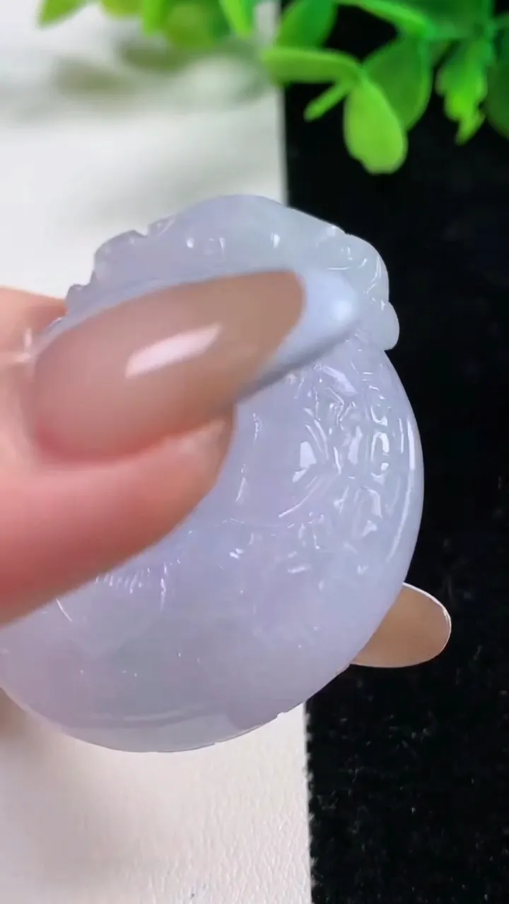 天然A货翡翠春带彩紫罗兰雕花平安扣吊坠，尺寸48.5-40.8-14.3，重量:50.95g
11月