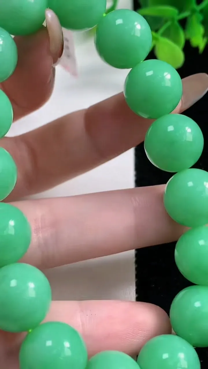 天然A货翡翠圆珠手串，尺寸12.8-16颗，重量:60.54g11月3日
工厂直销收藏佳品,种好水足，色泽均匀，有种有色，上手高大气！