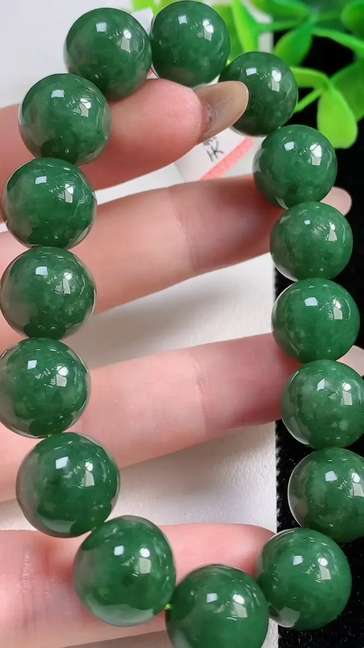 天然A货翡翠圆珠手串，尺寸12.6-16颗，重量:55.61g11月3日
工厂直销收藏佳品,种好水足，色泽均匀，有种有色，上手高大气！