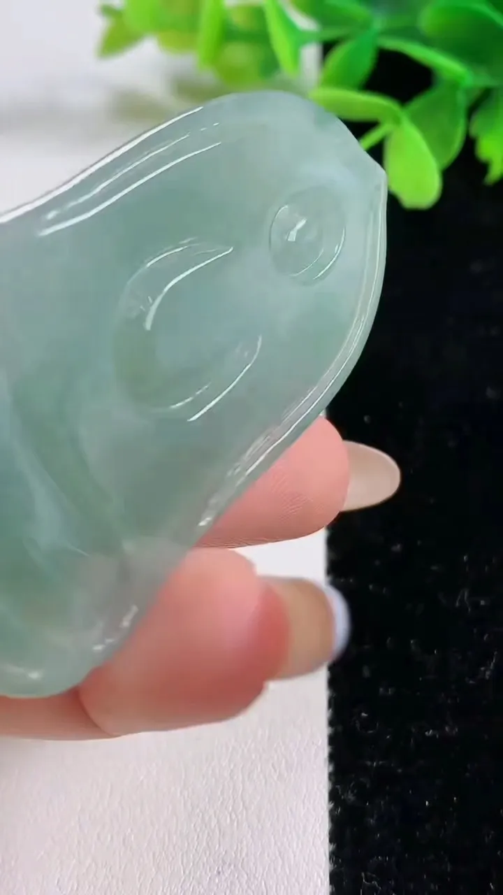 天然A货翡翠观音菩萨吊坠，尺寸61.3-34.8-5.8，重量:24.67g
11月3日