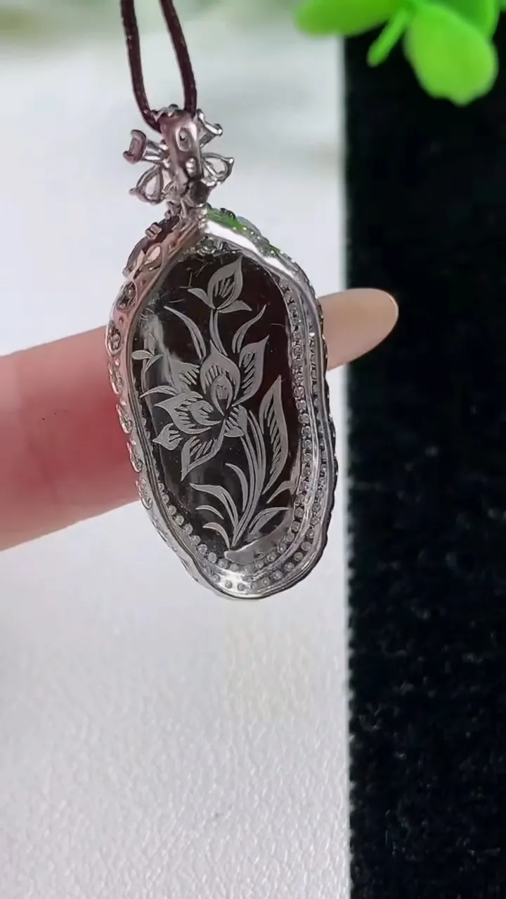 天然A货翡翠金枝玉叶 叶子耳坠，尺寸35-15-6.8，裸石23.4-10.7重量:3.80g
11月3日