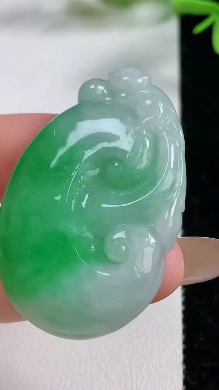 天然A货翡翠如意吊坠，尺寸44.8-28.4-6.4，重量:15.40g
11月3日