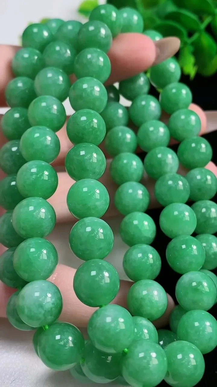天然A货翡翠圆珠项链，尺寸10-68颗，重量:123.31g11月3日
工厂直销收藏佳品,种好水足，